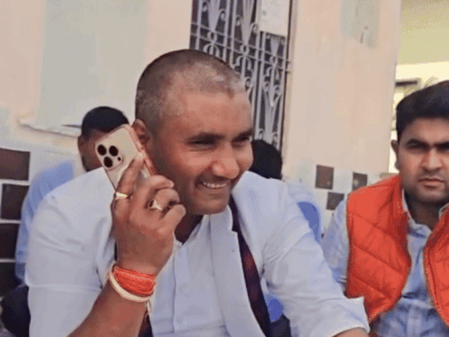 जयपुर देहात भाजपा जिलाध्यक्ष राजेश गुर्जर अपने बगरू स्थित आवास पर शोक सभा के दौरान मुख्यमंत्री से फोन पर बात करते हुए।