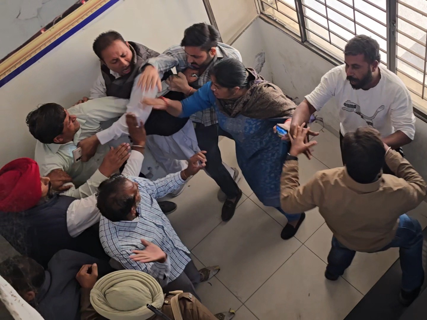 फाजिल्का थाने में आपस में भिड़े दो पक्ष:  राजीनामे के लिए आए थे, पुलिस ने छुड़वाया, पांच लोगों पर केस – Fazilka News