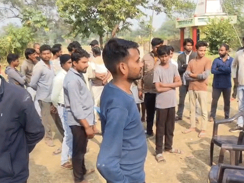 मामला सामने आने के बाद अभिभावकों ने स्कूल के बाहर किया प्रदर्शन।