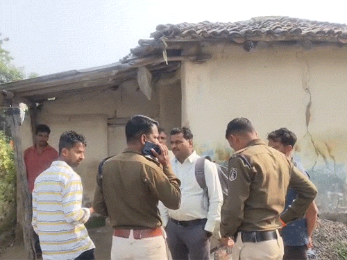 स्कूल के बाहर अभिभावकों के विरोध के बाद पुलिस भी मौके पर पहुंची।