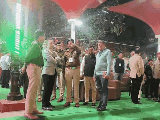 कार्यक्रम में भारी पुलिस बल तैनात रहा।