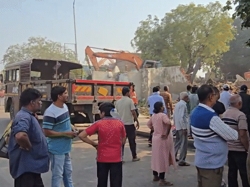 ईसनपुर तालाब किनारे बने इन मकानों में 1 हजार से ज्यादा लोग रहते हैं।