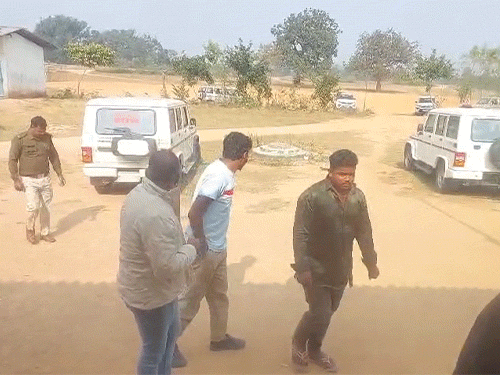 घटना की सूचना मिलते ही अधिकारी और पुलिस की टीम मौके पर पहुंची।