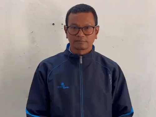 प्राचार्य कुलदीप टोपनो पर छेड़छाड़ और यौन उत्पीड़न का आरोप लगा है।