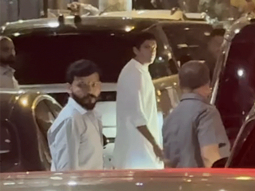 सोमवार को फरहान अख्तर दिवंगत अभिनेता धर्मेंद्र के निधन के बाद देओल परिवार के घर पहुंचे।