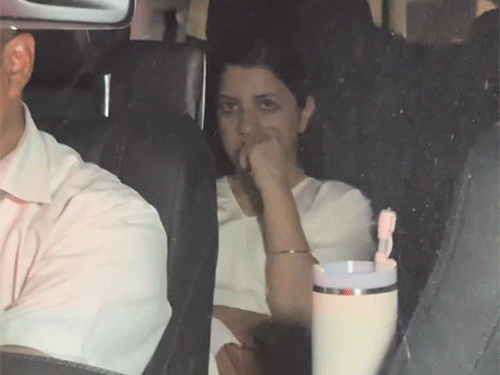 सोमवार को निर्देशक जोया अख्तर धर्मेंद्र के घर पहुंचीं।