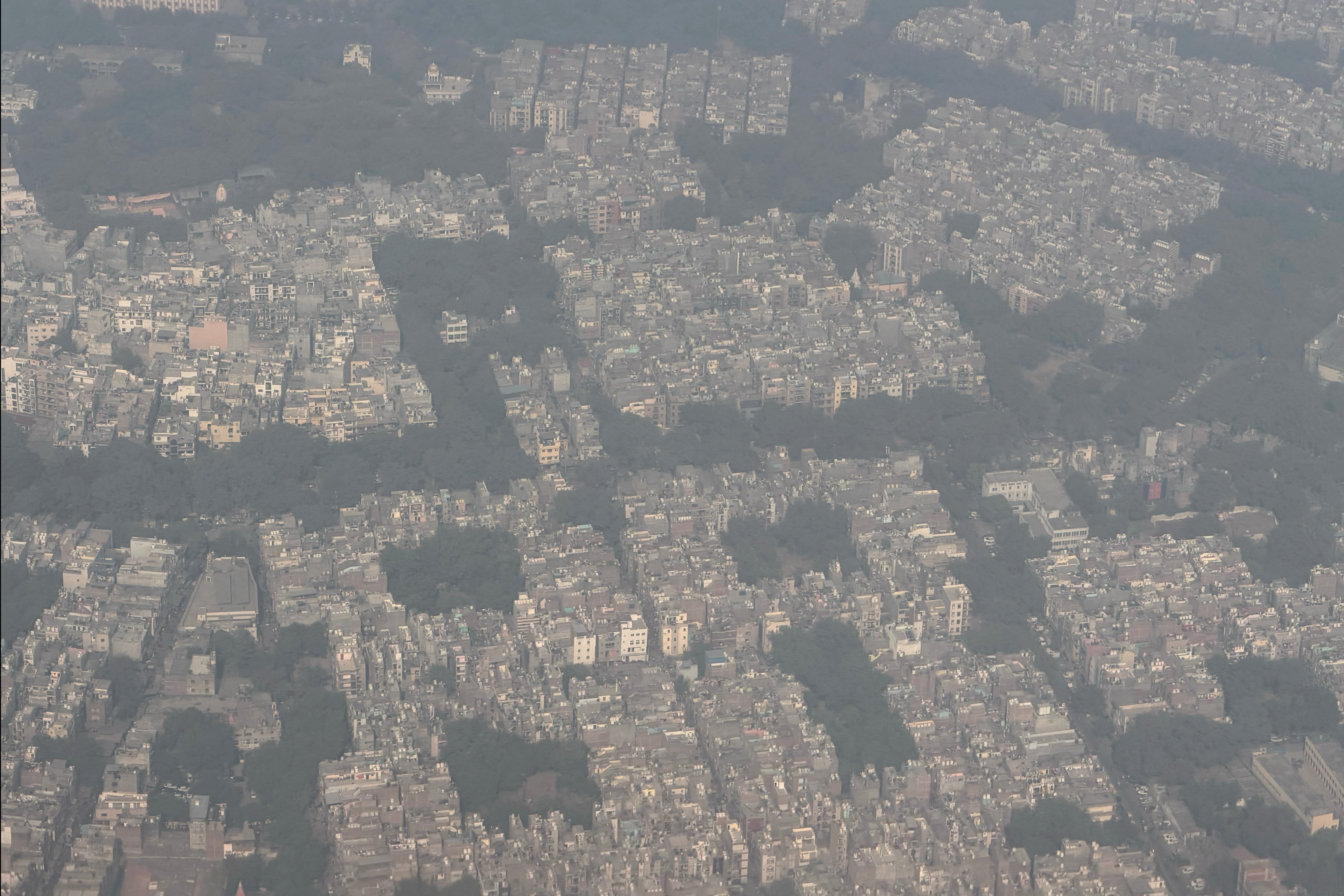 24 नवंबर- दिल्ली में एयर पॉल्यूशन के दौरान बिल्डिंग्स का एरियल व्यू।