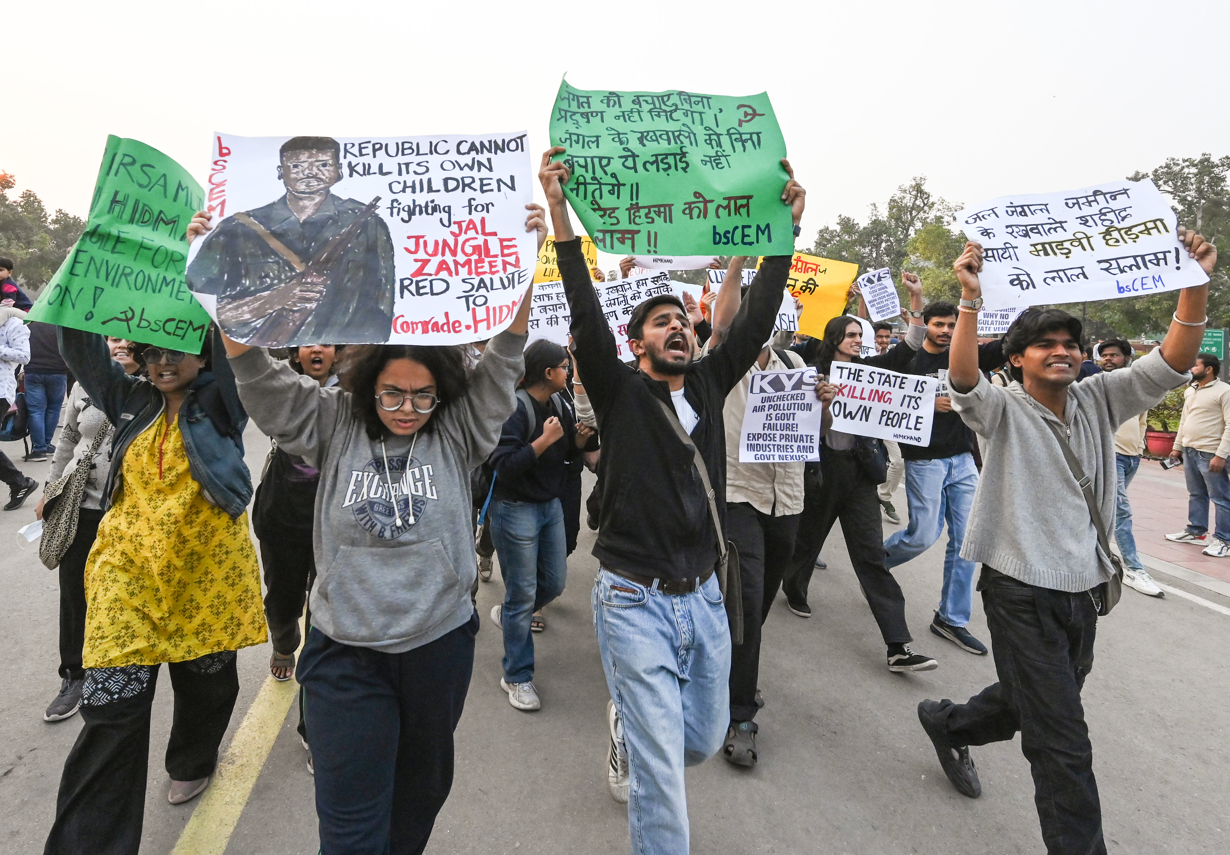 प्रदर्शनकारियों ने हिड़मा के पोस्टर दिखाए, जिस पर उसे 'जल-जंगल-जमीन का रखवाला' बताया।