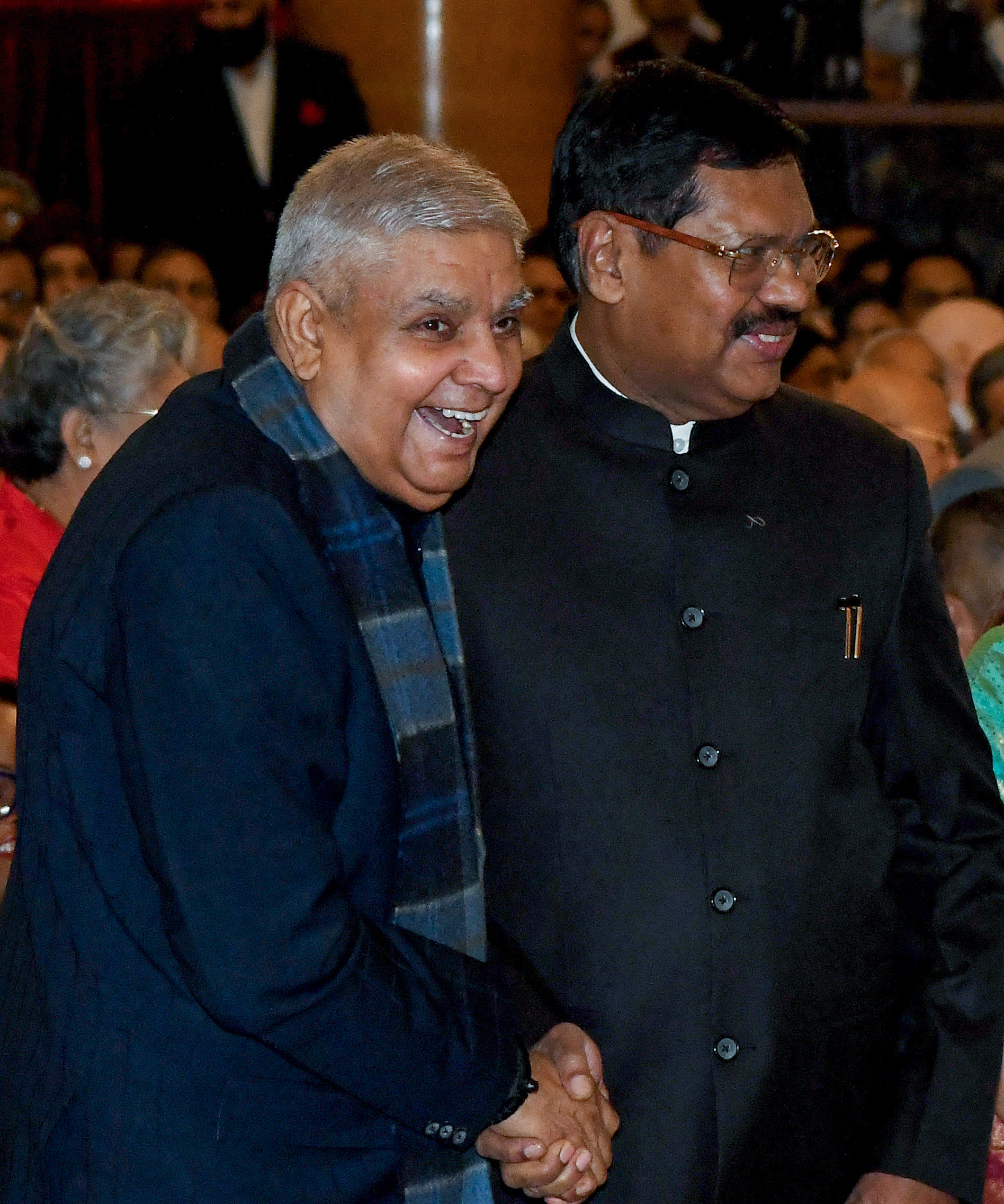 पूर्व वाइस प्रेसिडेंट जगदीप धनखड़ और पूर्व CJI भूषण रामकृष्ण गवई सोमवार को नई दिल्ली में राष्ट्रपति भवन के गणतंत्र मंडप में नजर आए।