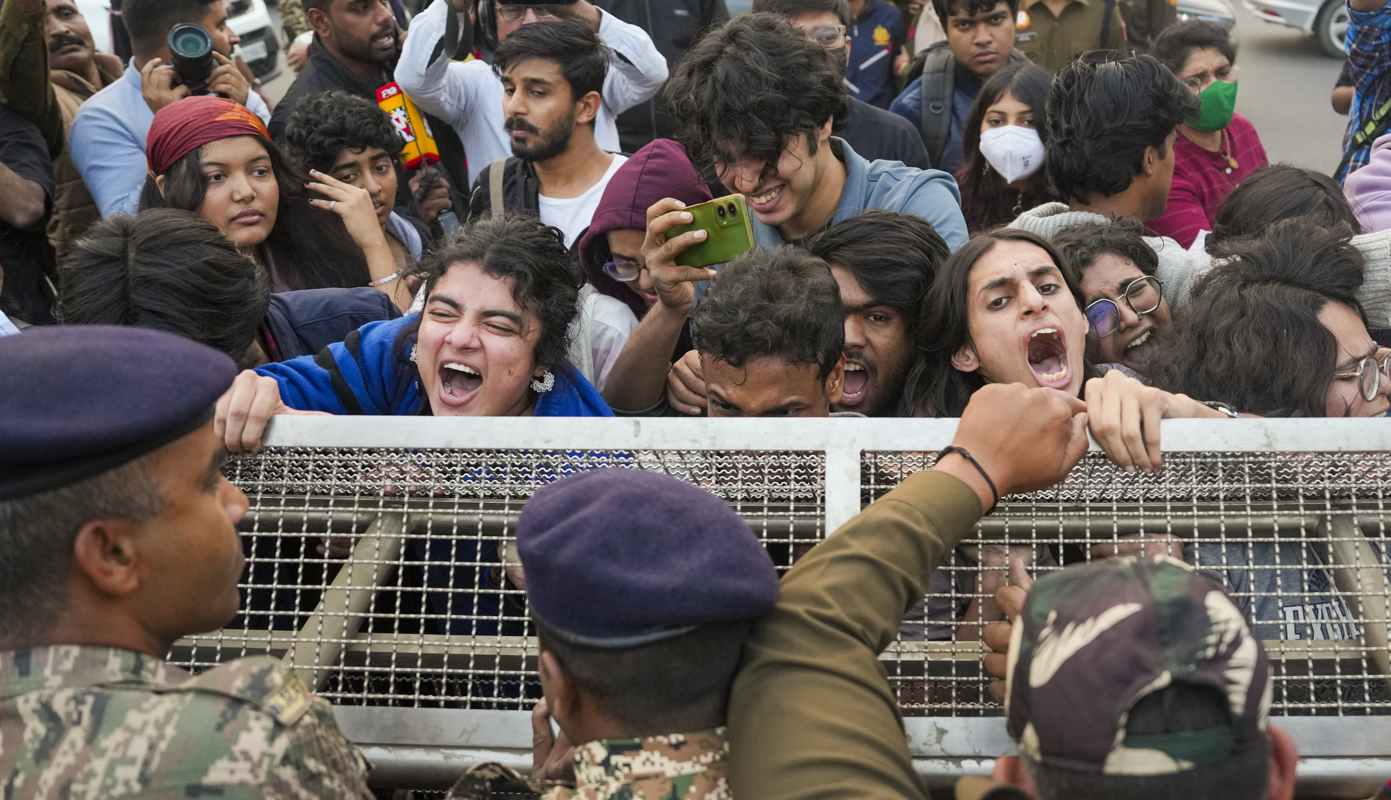 इंडिया गेट पर विरोध प्रदर्शन के दौरान लोगों और सुरक्षाकर्मियों के बीच झड़प हुई।