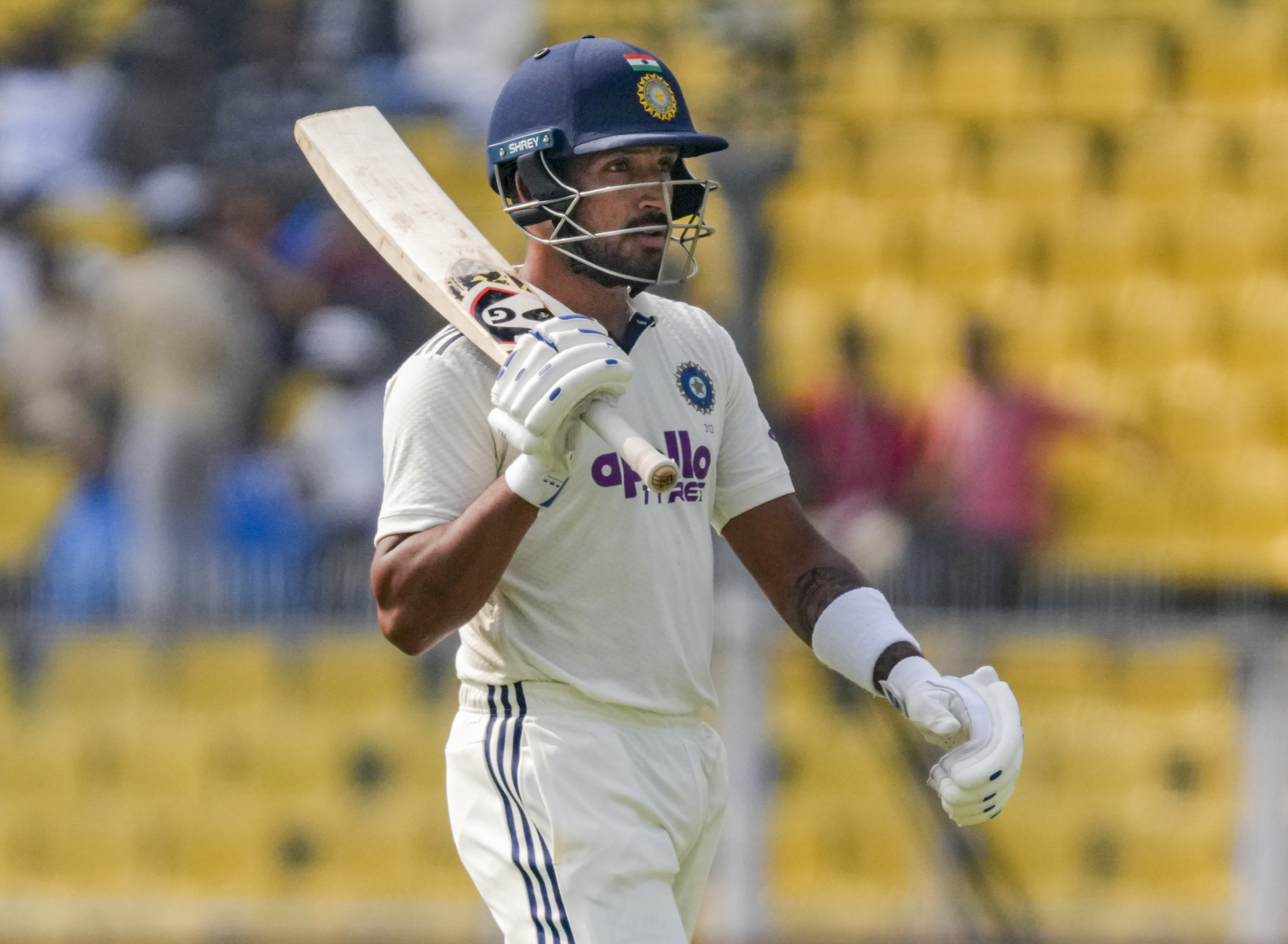 जुरेल पहली पारी में 11 बॉल खलेने के बाद शून्य के स्कोर पर पवेलियन लौट गए।