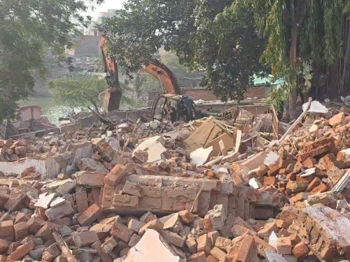 लोगों ने बांस और बल्लियों के जरिए तालाब के बड़े हिस्से पर भी निर्माण कर लिए थे।