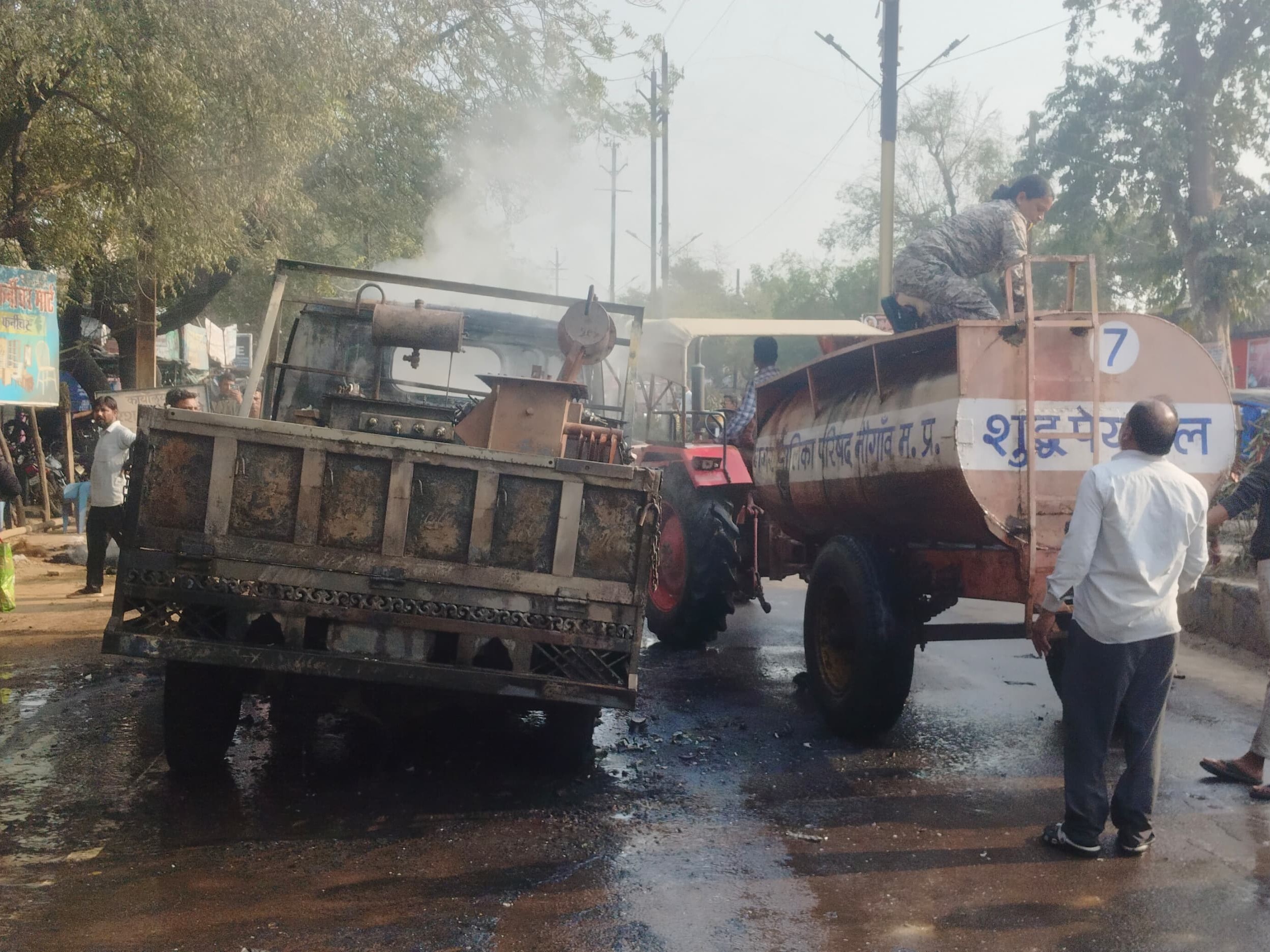 मौके पर केवल पानी का टैंकर ही उपलब्ध हो सका। स्थानीय लोगों ने भी मदद की।