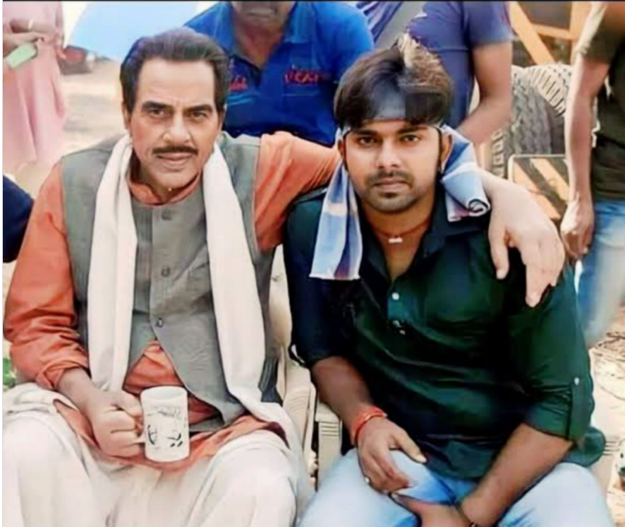 Old picture of Dharmendra and Pawan Singh on the sets of the film.