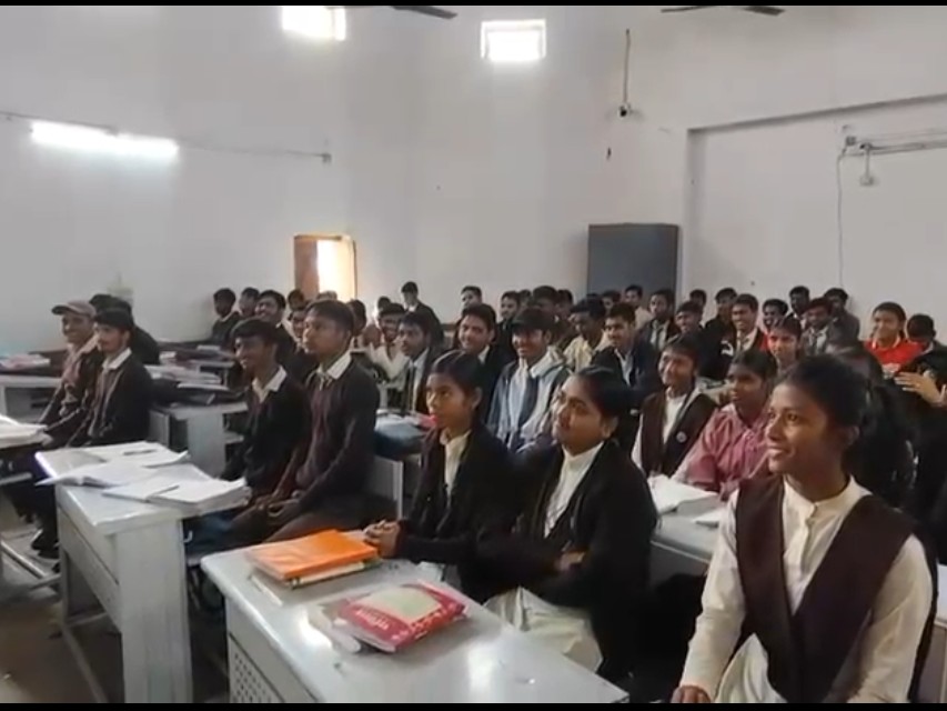 कलेक्टर की क्लास में मौजूद छात्र-छात्राएं।