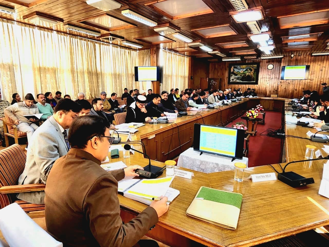 शिमला में दिशा की मीटिंग में सांसद ने अधिकारियों की गैरहाजिरी पर चिंता जताई।