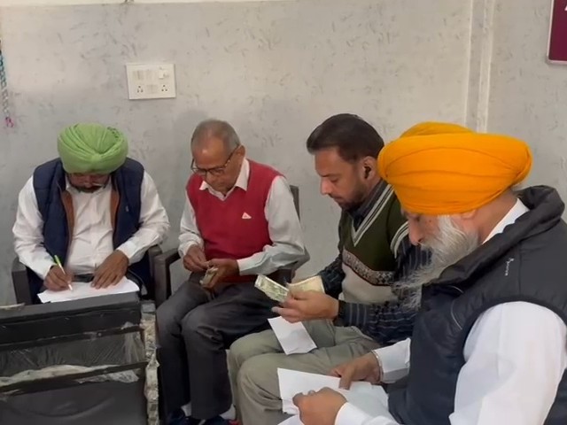 सहायता राशि को लिफाफों में डालते हुए पंजाब पेंशनर्स एसोसिएशन के पदाधिकारी।