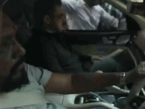 सलमान खान भी धर्मेंद्र के अंतिम संस्कार में शामिल होने पहुंचे।