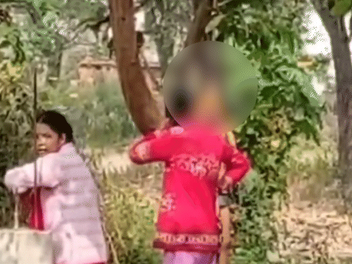 होमवर्क न करने पर टीचर ने छात्र को घंटों पेड़ से लटकाए रखा।