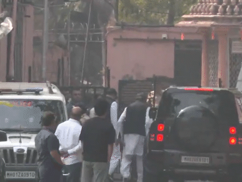 अमिताभ बच्चन, बेटे अभिषेक के साथ विले पार्ले श्मशान भूमि पहुंचे।