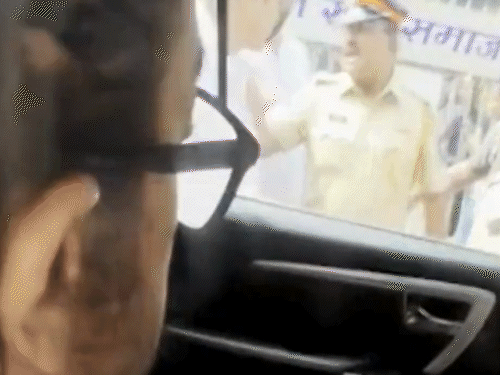 आमिर खान कार खुद ड्राइव कर विले पार्ले श्मशान घाट पहुंचे थे।