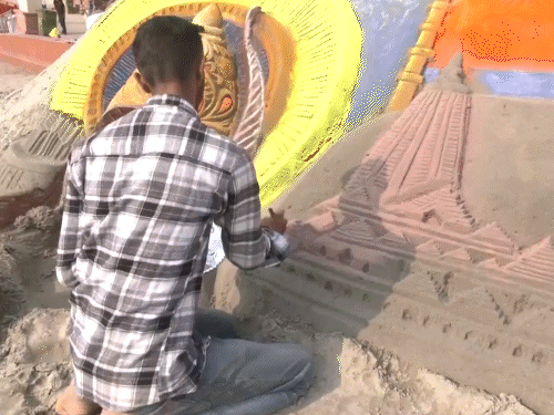 सैंड आर्टिस्ट रूपेश सिंह ने भगवान राम की रेत से तस्वीर बनाई।