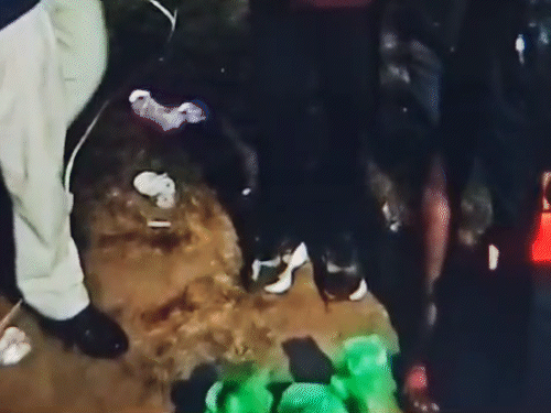 तस्कर बैग में भरकर गांजा और हशीश तेल की तस्करी कर रहे थे।