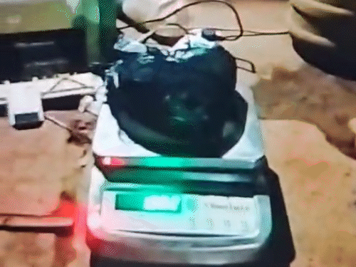 जब्ती कार्रवाई के बाद पुलिस ने तौल किया गया।