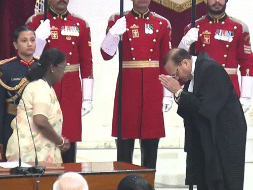 शपथ के बाद CJI सूर्यकांत राष्ट्रपति मुर्मू के पास पहुंचे और उनका अभिवादन किया।