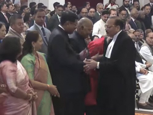 CJI सूर्यकांत पूर्व CJI बीआर गवई के गले भी मिले।