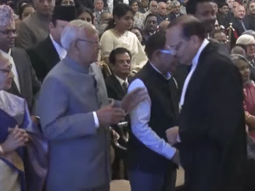 CJI सूर्यकांत ने अपने ससुर रामप्रताप और सास आरती शर्मा के पांव छुए।