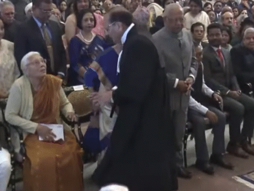 CJI सूर्यकांत ने भाई ऋषिकांत (कैप पहने हुए) और बहन राजबाला के भी पैर छुए।