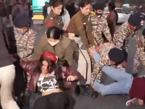पुलिस ने प्रदर्शनकारियों को घसीटकर इंडिया गेट के सामने से हटाया।