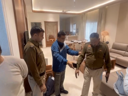 वारदात की सूचना के बाद मौके पर पहुंची पुलिस जांच करते हुए।