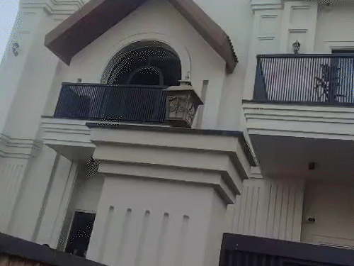 इस घर में डकैती हुई। डकैती के बाद लोग घर पर इकट्‌ठे हो गए।