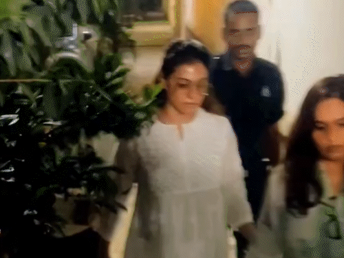 धर्मेंद्र के निधन के बाद सोमवार को एक्ट्रेस काजोल देवगन उनके घर पहुंची।