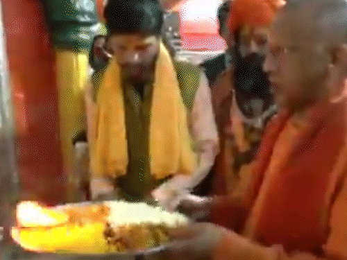 सीएम योगी ने सोमवार शाम हनुमानगढ़ी पहुंचकर पूजा-अर्चना की।