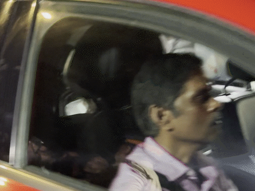 अभिनेता वत्सल सेठ सोमवार को अपनी पत्नी के साथ धर्मेंद्र के घर पहुंचे।