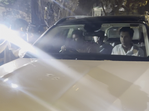 सोमवार को अतुल अग्निहोत्री और अलवीरा अग्निहोत्री धर्मेंद्र को श्रद्धांजलि देने उनके घर पहुंचे।