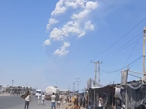 ज्वालामुखी से निकला राख कई आसमान में कई किलोमीटर तक फैल गया। (फोटो-सोशल मीडिया)