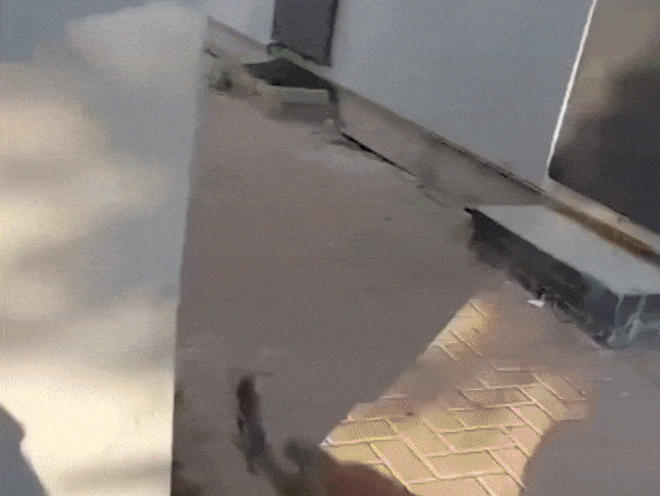 हमास के लड़ाके वैन, बाइक और पैराग्लाइडर्स से इजराइल में दाखिल हुए। वो स्नाइपर गन्स से लोगों पर फायरिंग कर रहे थे।