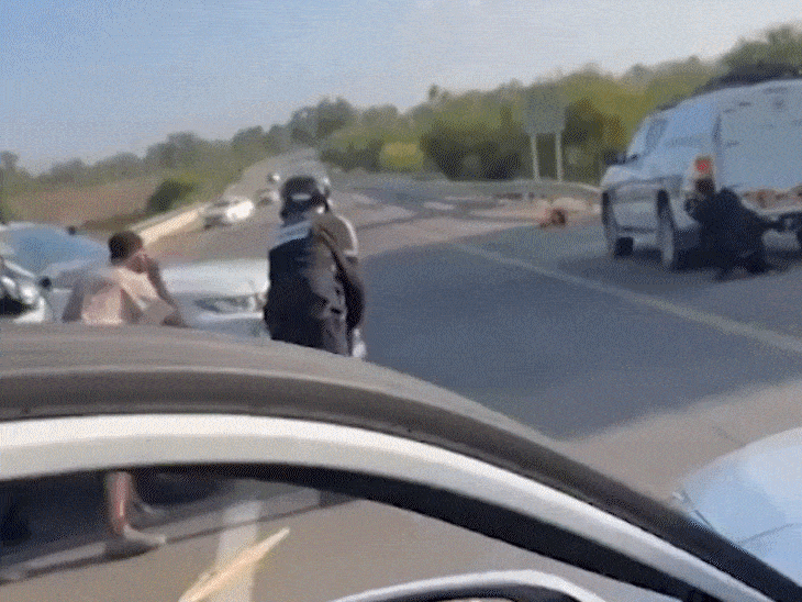 हमास ने सड़क पर खड़ी कारों पर भी गोलियां बरसाईं। इस दौरान कई लोग कार के पीछे छिपते नजर आए।