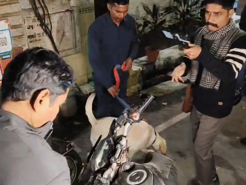 लखनऊ में कई जगह पर चेकिंग अभियान चलाया गया। फिलहाल कुछ भी संदिग्ध नहीं मिला है। - Dainik Bhaskar