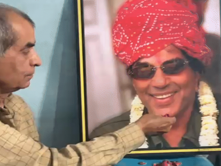 तस्वीर प्रीतम की है। धर्मेंद्र के निधन के बाद प्रीतम ने सोमवार को अपना स्टूडियो बंद कर दिया और घर आकर उनकी तस्वीर पर पुष्पांजलि अर्पित की।