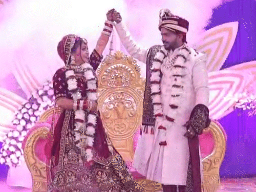 लड़की के पिता ने दहेज की मांग पूरी की, फिर दूल्हा जयमाला के लिए राजी हुआ।