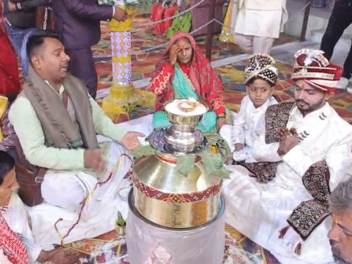 तस्वीर द्वारपूजा की है। हाथ जोड़े दूल्हा रोहित जायसवाल रस्में पूरी कर रहा।