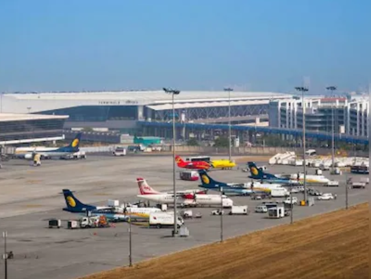 दिल्ली एयरपोर्ट से रोजाना लगभग 1300 से 1500 फ्लाइट्स संचालित होती है। - Dainik Bhaskar