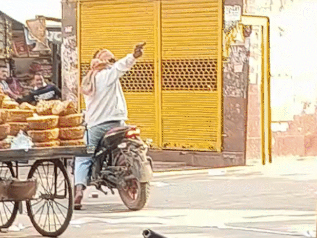 घटना के बाद सर्राफा व्यापारी महावीर जैन की दुकान के बाहर एक एकत्रित व्यापारी। - Dainik Bhaskar