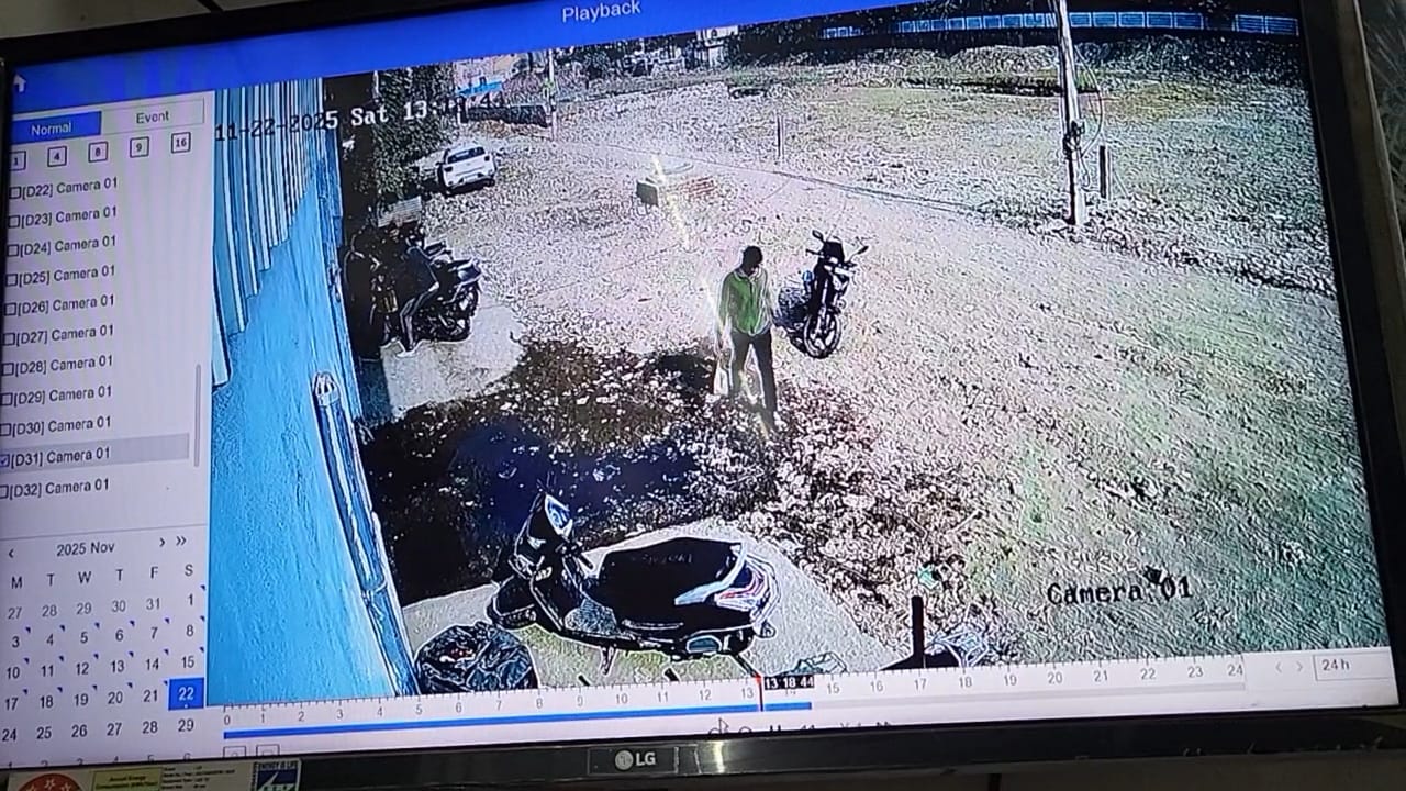 घटना से पहले अभिषेक अकेला ही था, जिसके बाद उस पर लाठी, डंडों और कुल्हाड़ी से हमला किया।