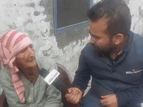 माया जानकारी देती हुई।